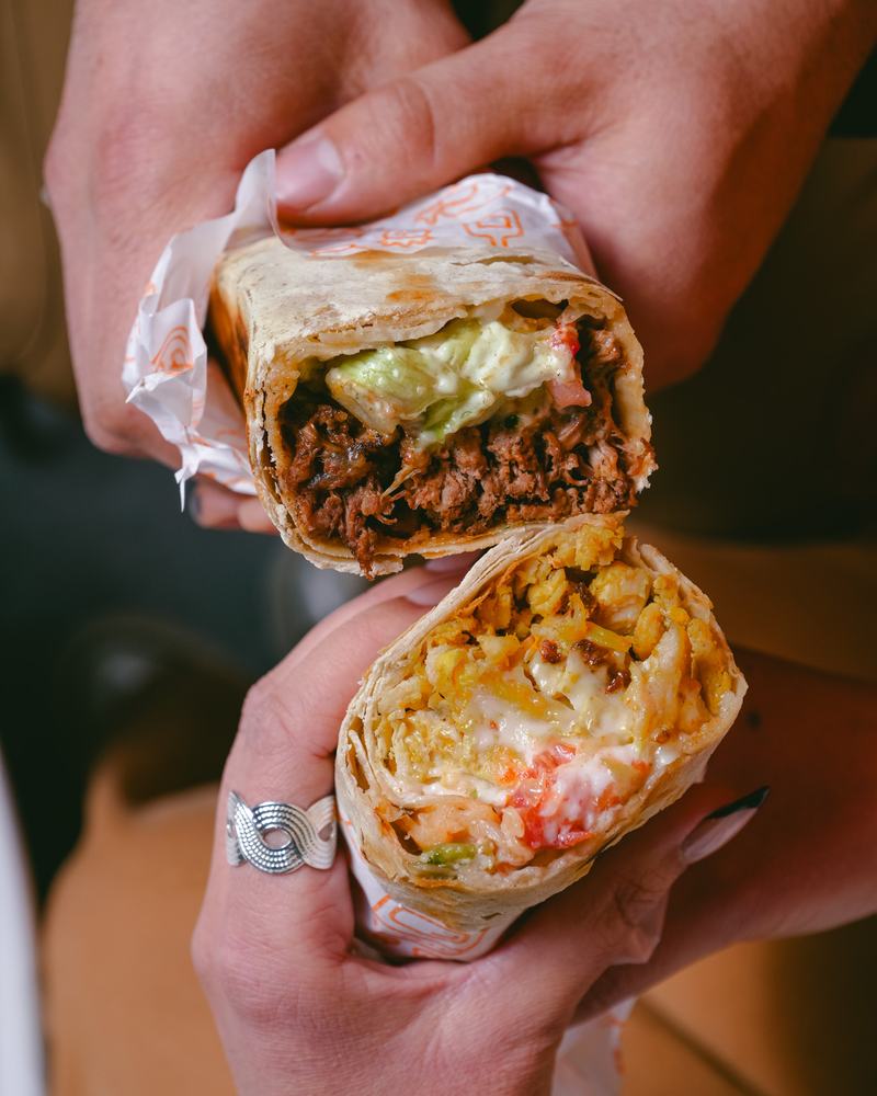 Dos wraps abiertos de Baladi con distintos rellenos, foto de producto