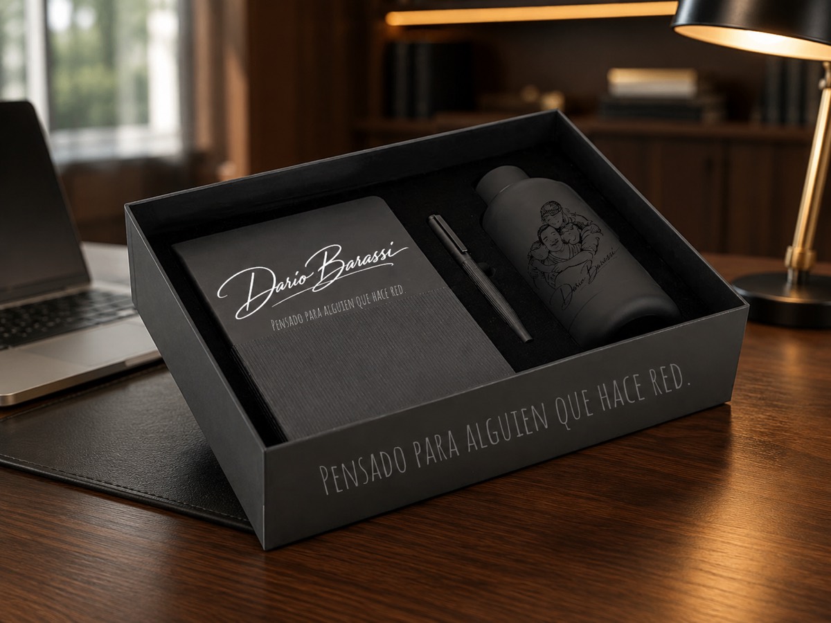Regalo institucional corporativo y merchandising entregado a Dario Barassi por TramaHub