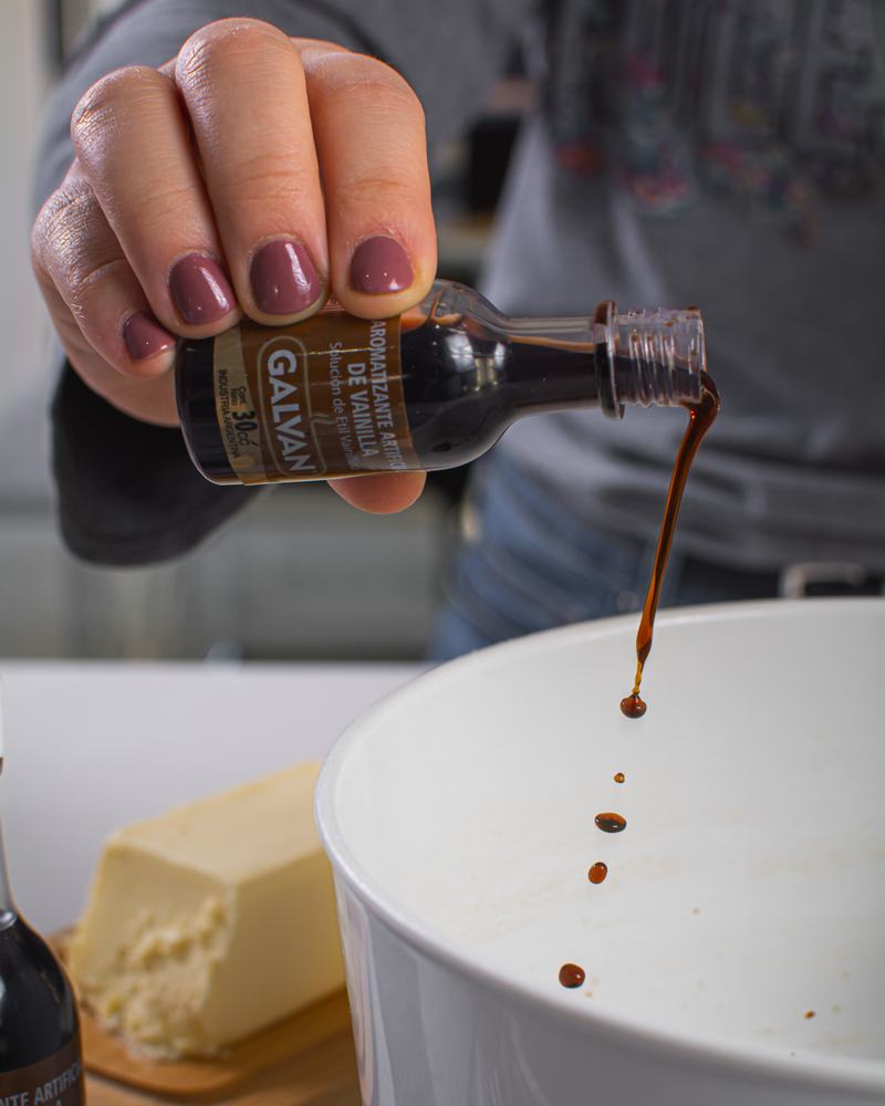 Aromatizante de vainilla Galvan cayendo gota a gota sobre un bowl, producto de Galvan