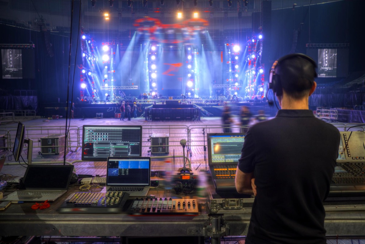 Sonido profesional, pantallas LED, escenarios e iluminación de última generación para eventos, por TramaHub